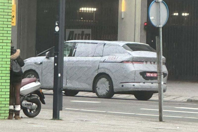 Xpeng X9 spyshots
