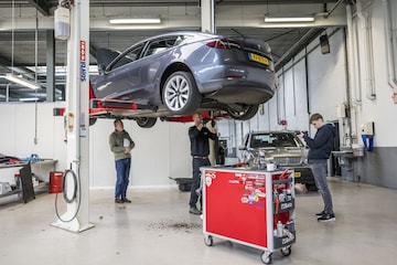 Tesla Model 3 op werkplaatsbrug, garage