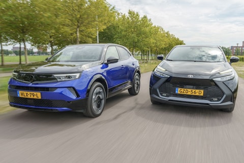 De Toyota C-HR is een halve klasse groter dan de Opel Mokka, en dat voel je - Dubbeltest