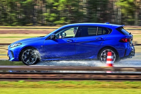 Deze goedkope winterbanden hebben een gevaarlijk lange remweg