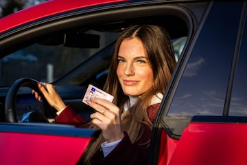Vrouw met rijbewijs in auto