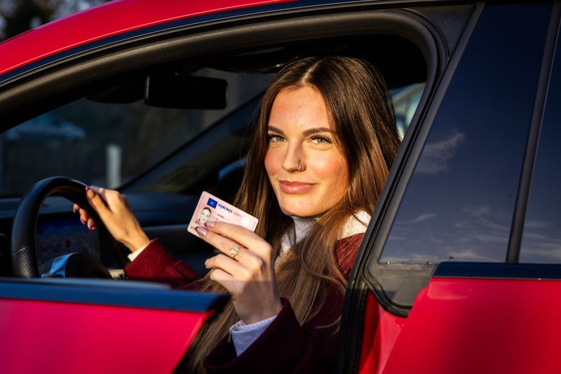 Vrouw met rijbewijs in auto