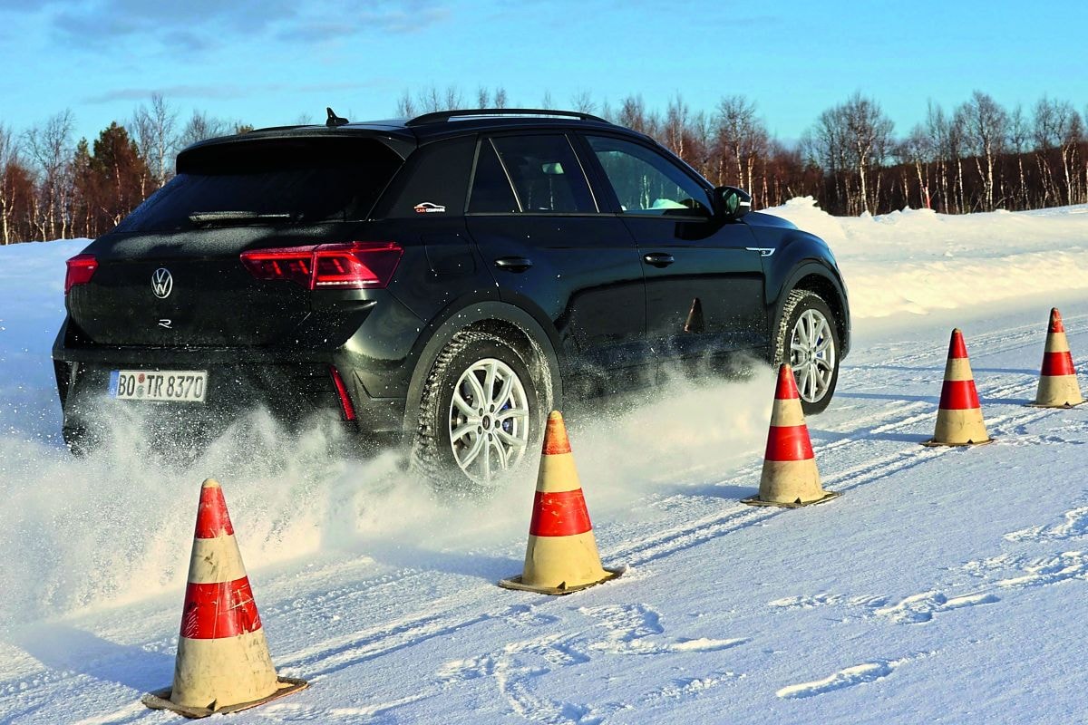 Winterbanden maat 215/55R17 sneeuw