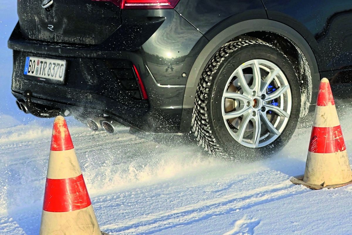 Winterbanden maat 215/55R17 sneeuw