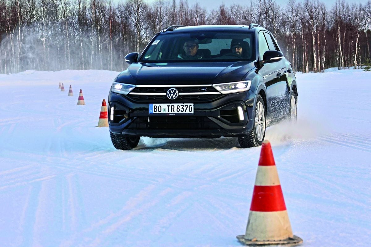 Winterbanden maat 215/55R17 sneeuw