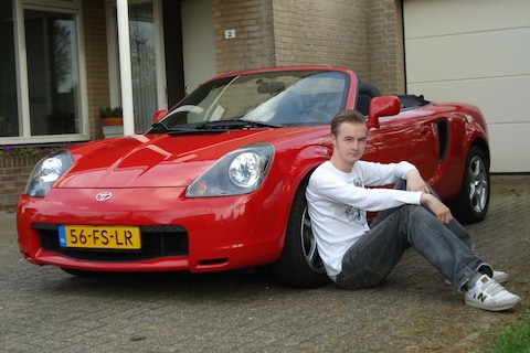 Eén zin van opa … en Joe reed in een felrode Toyota MR2 als eerste auto