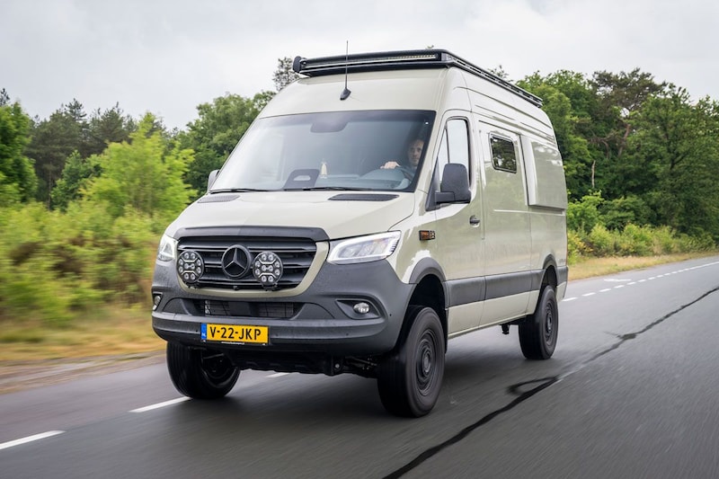 Mercedes-Benz Sprinter 4x4 Overland - Camper op de brug