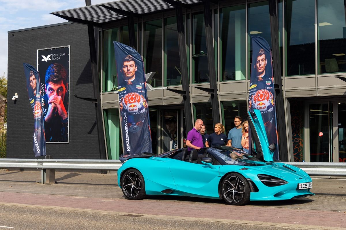 McLaren 750 S Spider bij de Max Verstappen fanstore