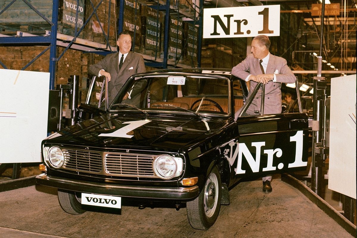 foto's van oude auto's voor bij een verhaal over remmen