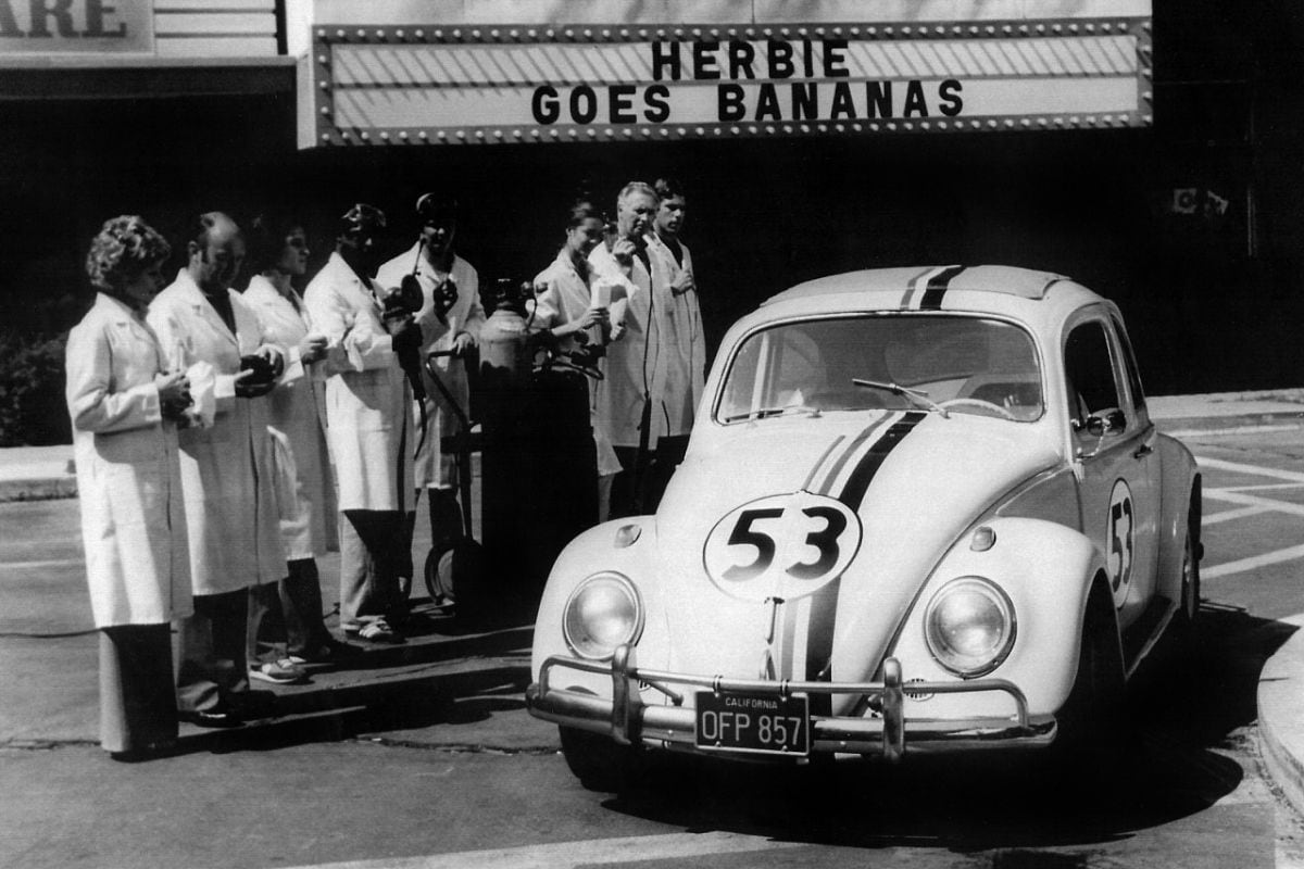 foto's van oude auto's voor bij een verhaal over remmen