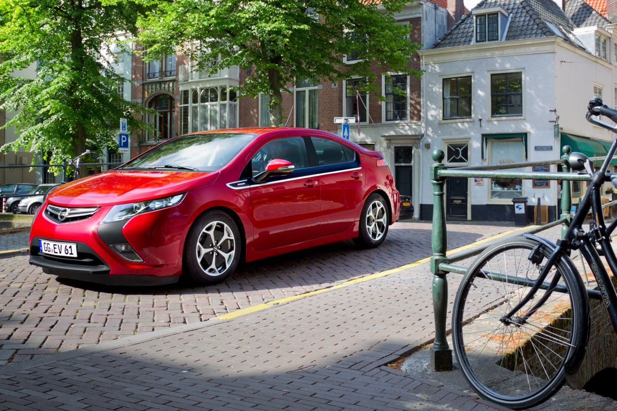 foto's van oude auto's voor bij een verhaal over remmen