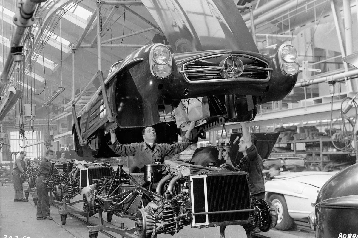 foto's van oude auto's voor bij een verhaal over remmen