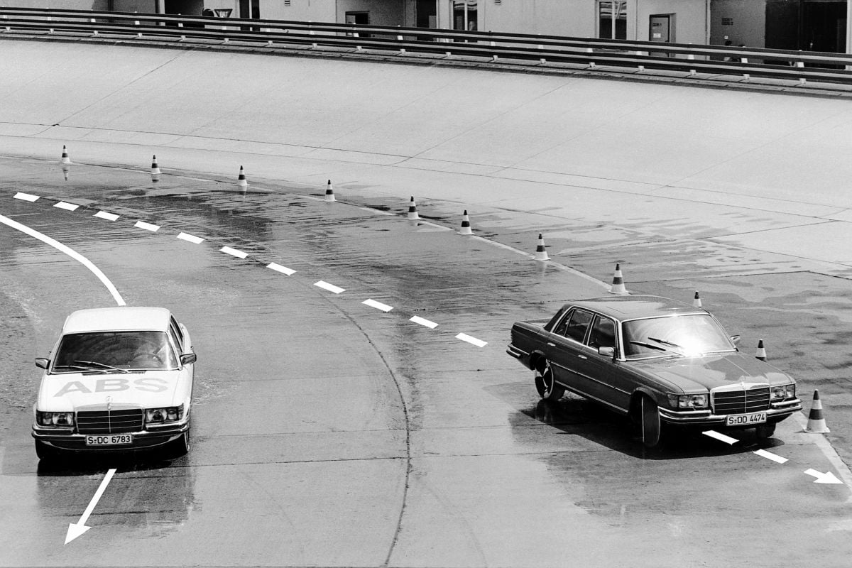 foto's van oude auto's voor bij een verhaal over remmen