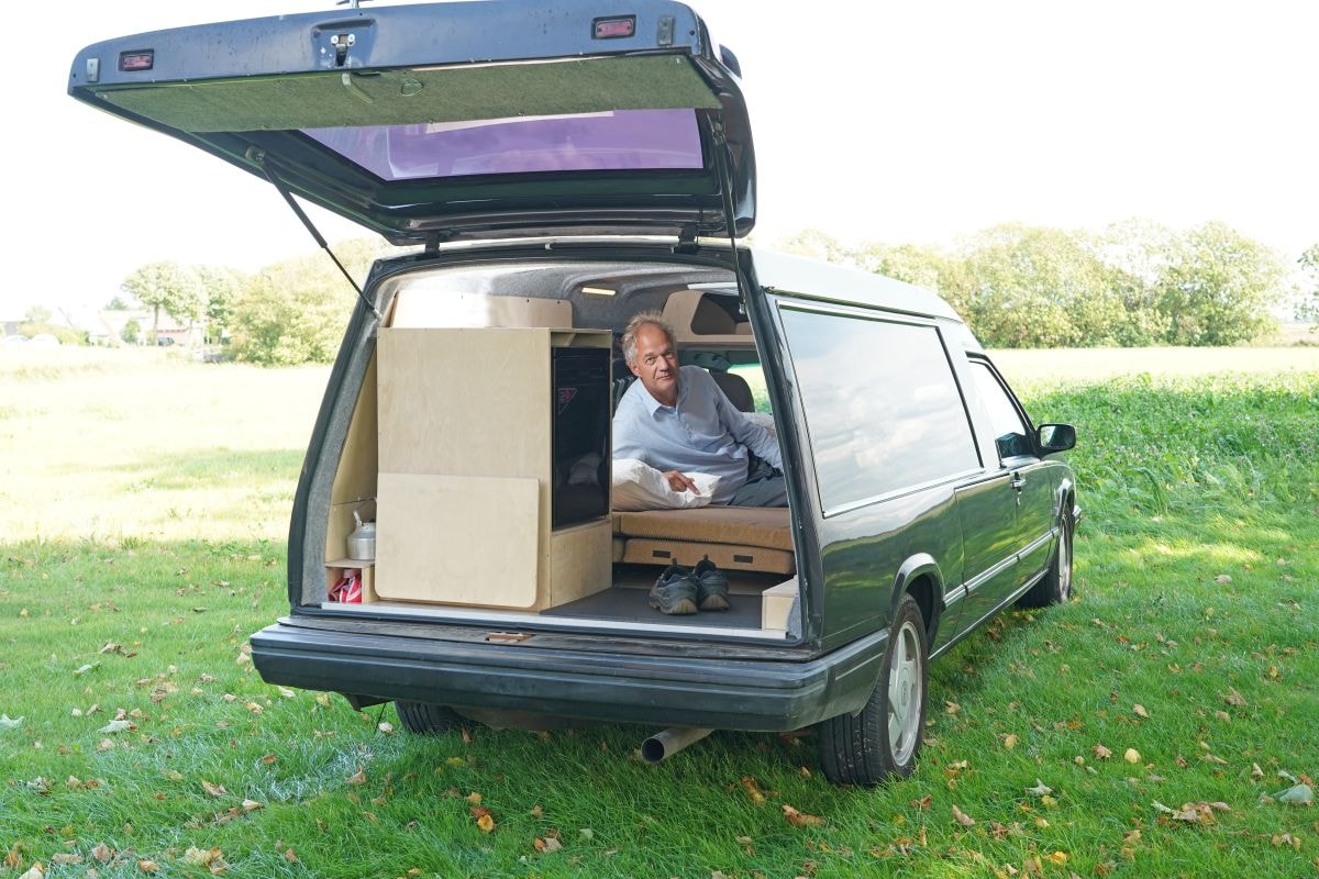 Volvo 940 lijkwagen omgebouwd tot camper
