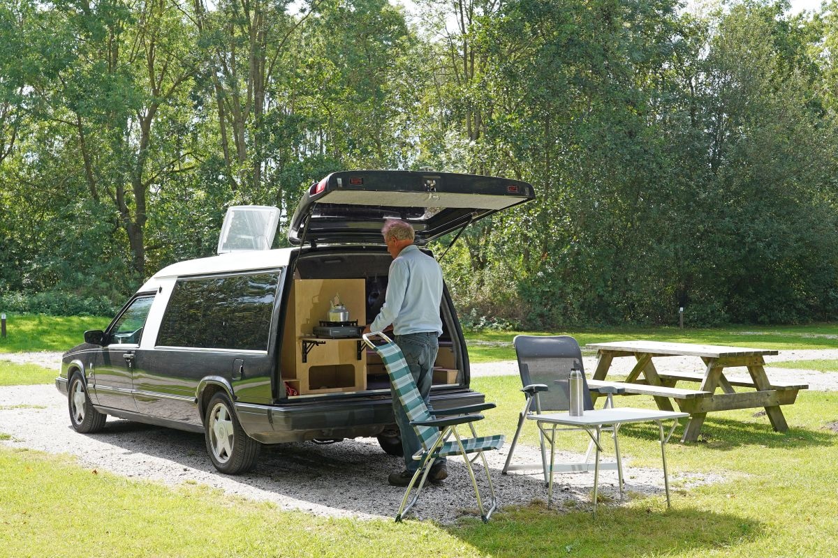 Volvo 940 lijkwagen omgebouwd tot camper