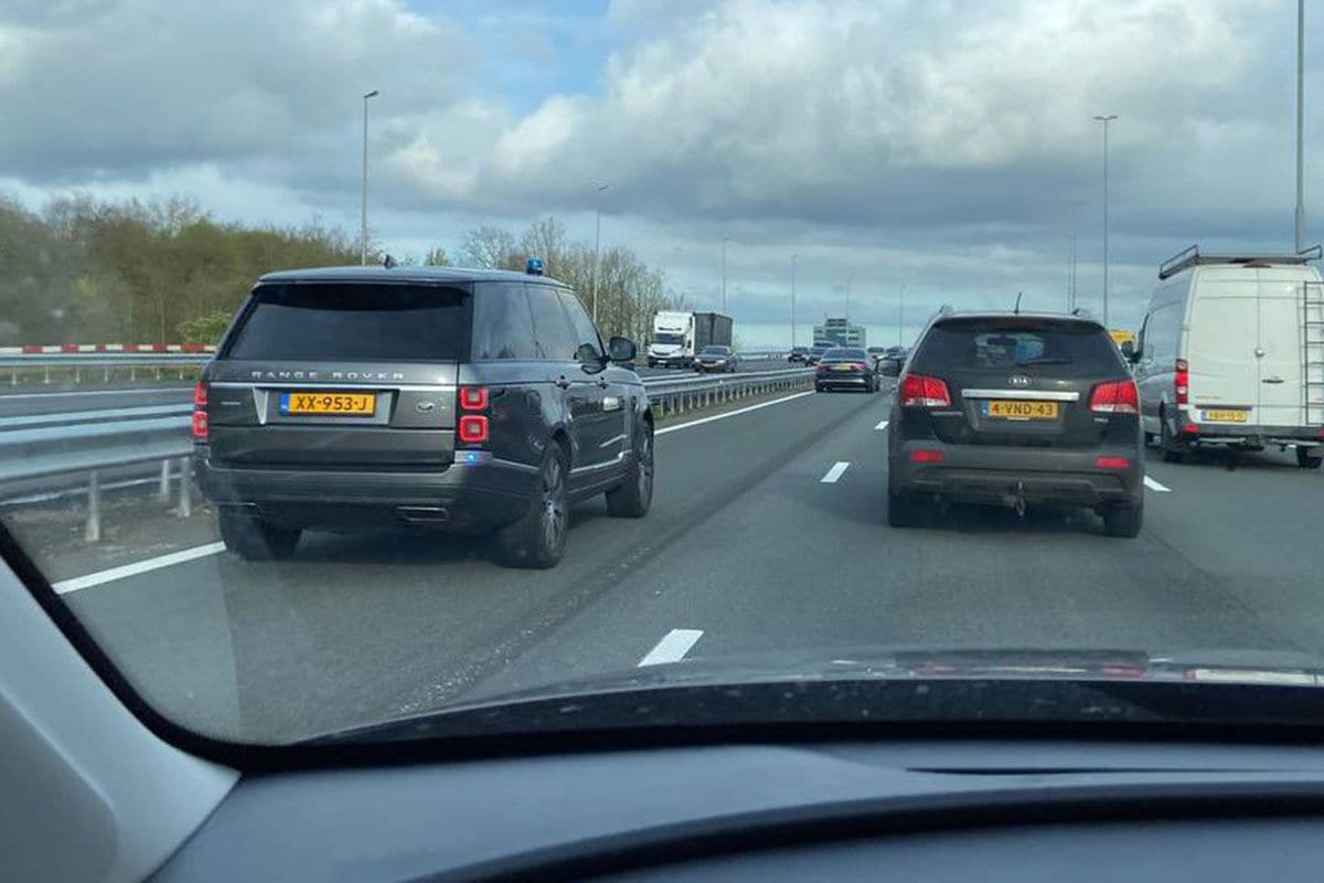 Pantserbakken pantserauto's politie door file snelweg
