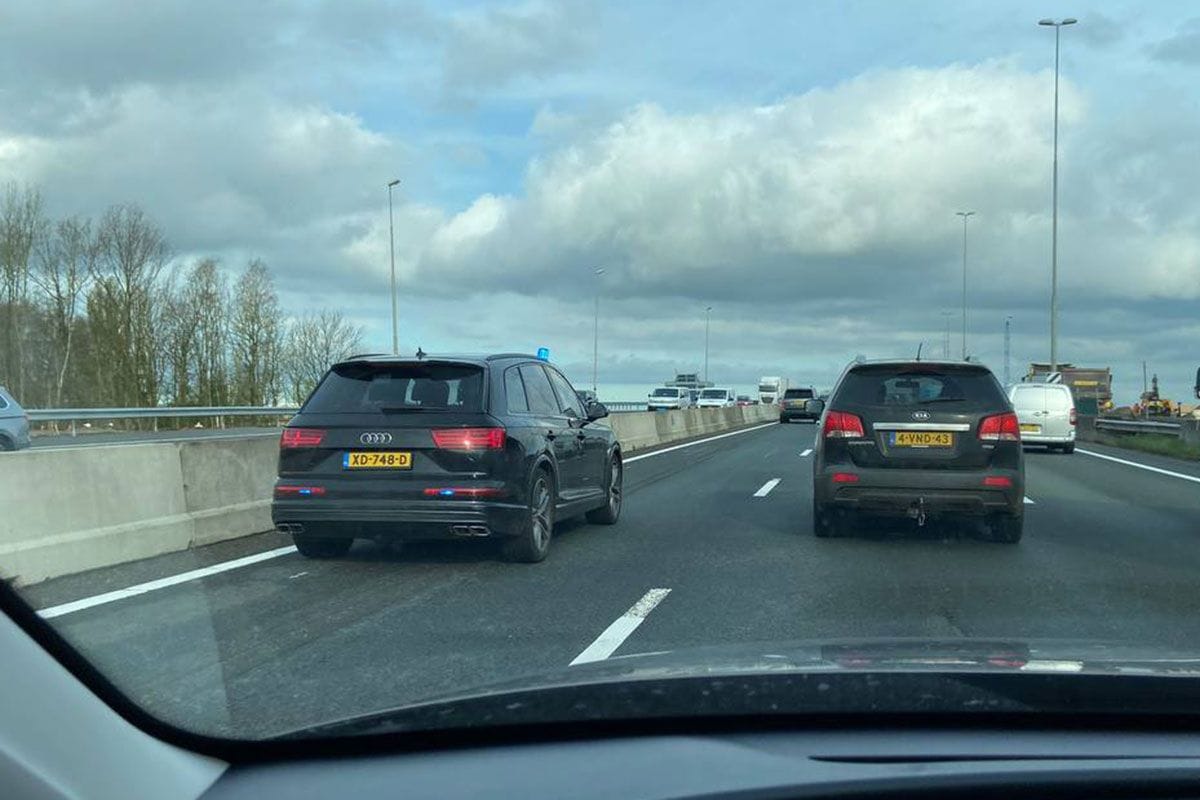 Pantserbakken pantserauto's politie door file snelweg
