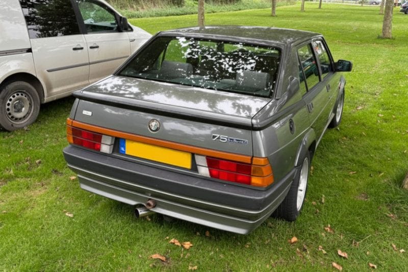 Alfa Romeo 75 in het wild