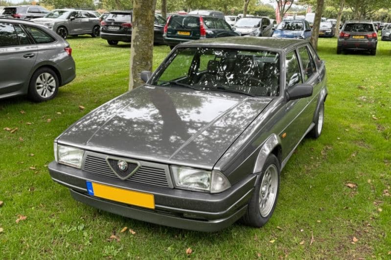 Alfa Romeo 75 in het wild