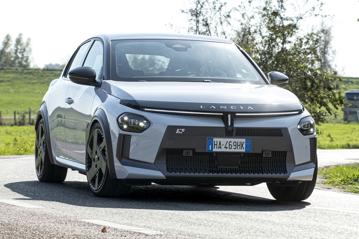 Lancia Ypsilon HF vs Mini JCW electric
