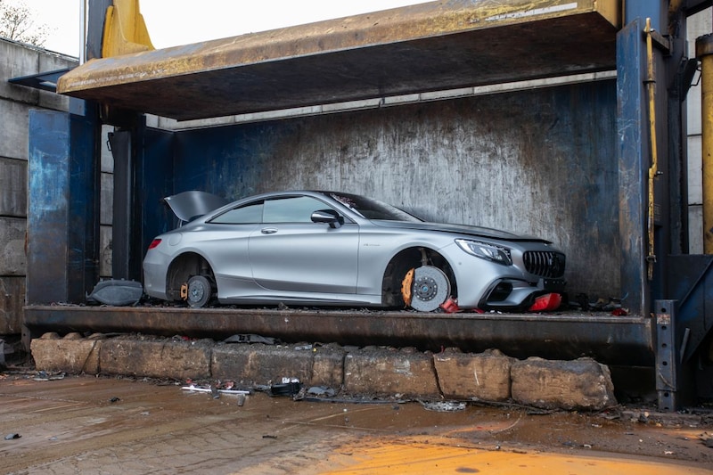 Deze 'criminele' Bentley en Mercedes-AMG worden zonder pardon gesloopt: pakketje schroot