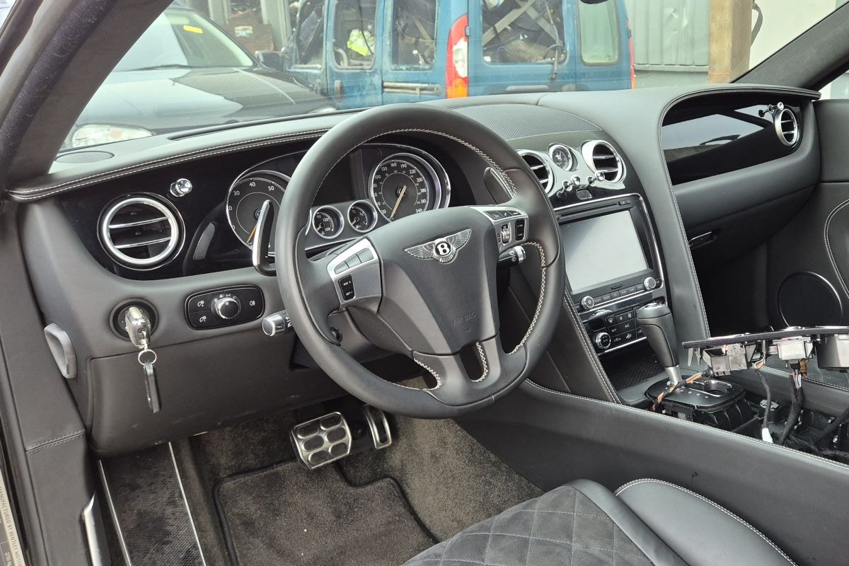 Sloop Bentley Continental GT Mercedes-AMG S63 Coupé