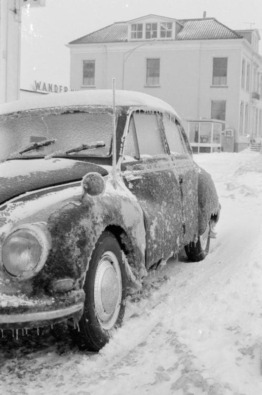 Winter, sneeuw, auto's, vroeger