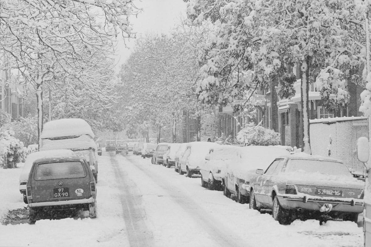 Winter, sneeuw, auto's, vroeger