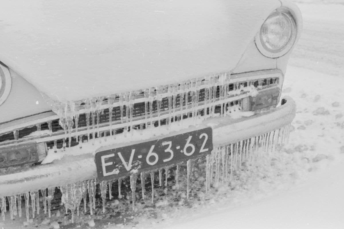 Winter, sneeuw, auto's, vroeger