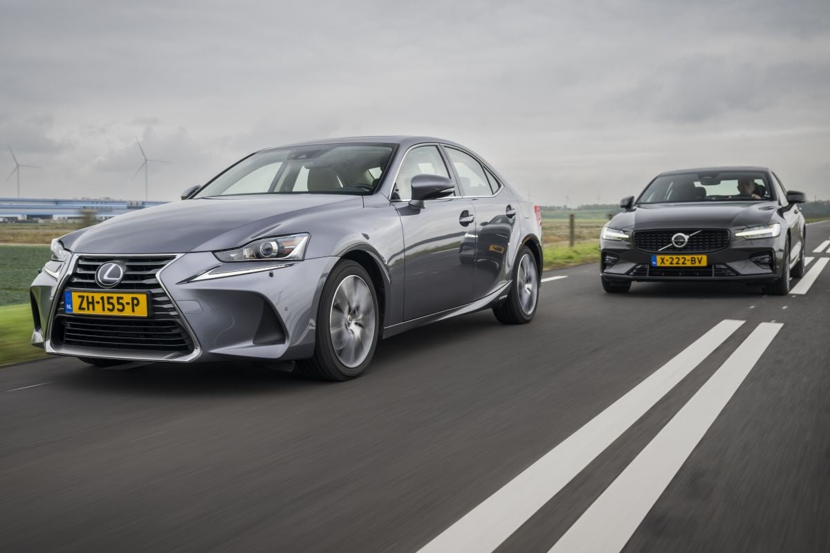 occasion dubbeltest Lexus IS300h Volvo S60 B4