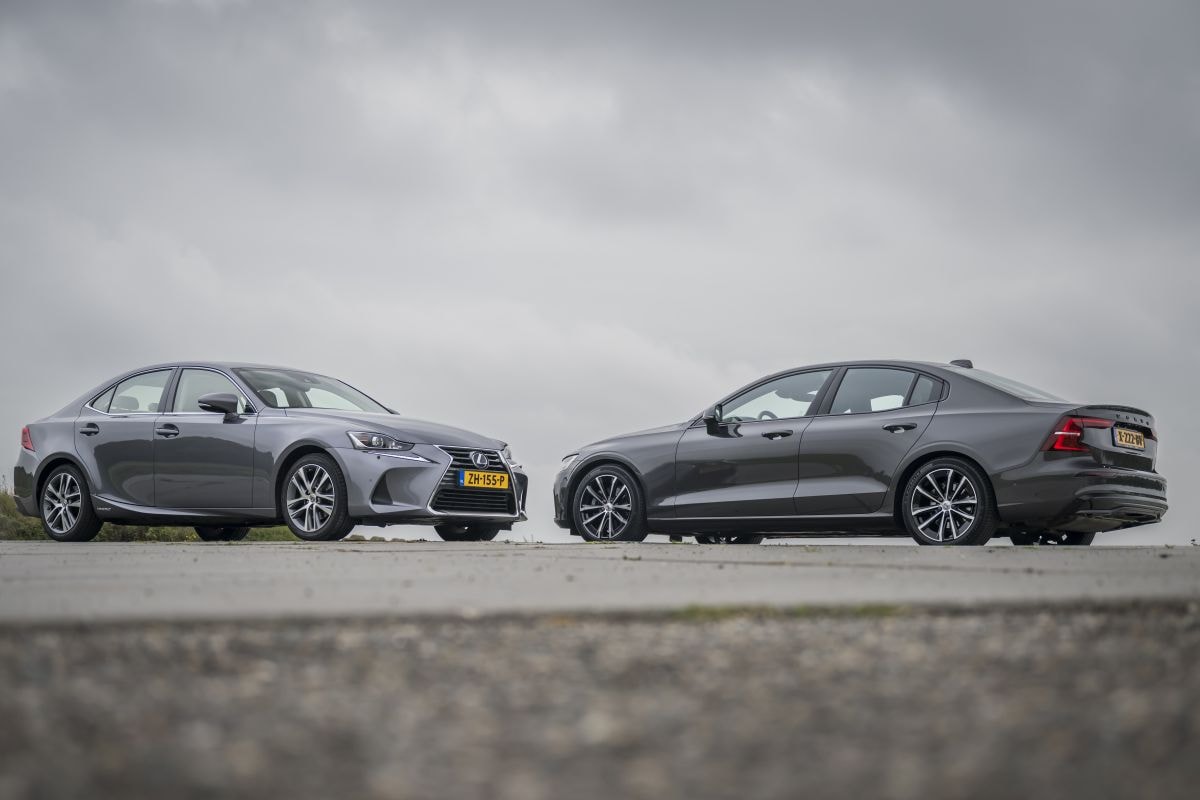 occasion dubbeltest Lexus IS300h Volvo S60 B4