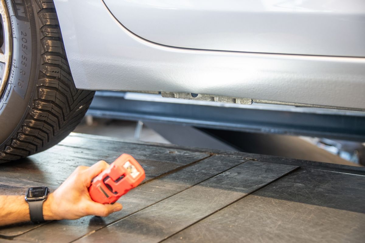 Aankoopkeuring schade aan dorpel occasion lakdikte