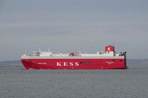 Autovrachtschip drijft stuurloos op de Noordzee na brand in machinekamer