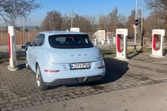 Ora Funky Cat aan Tesla Supercharger