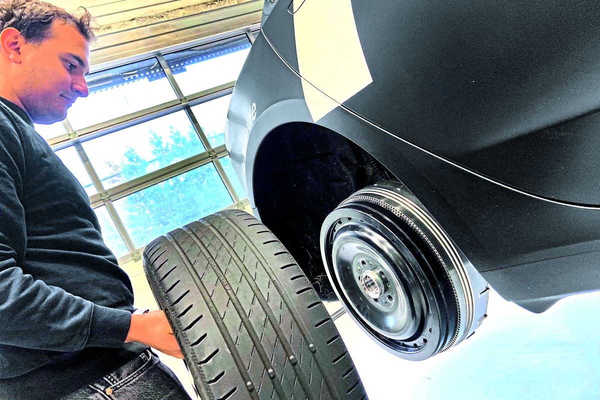 Naafmotor van start-up Deepdrive in een Tesla Model 3