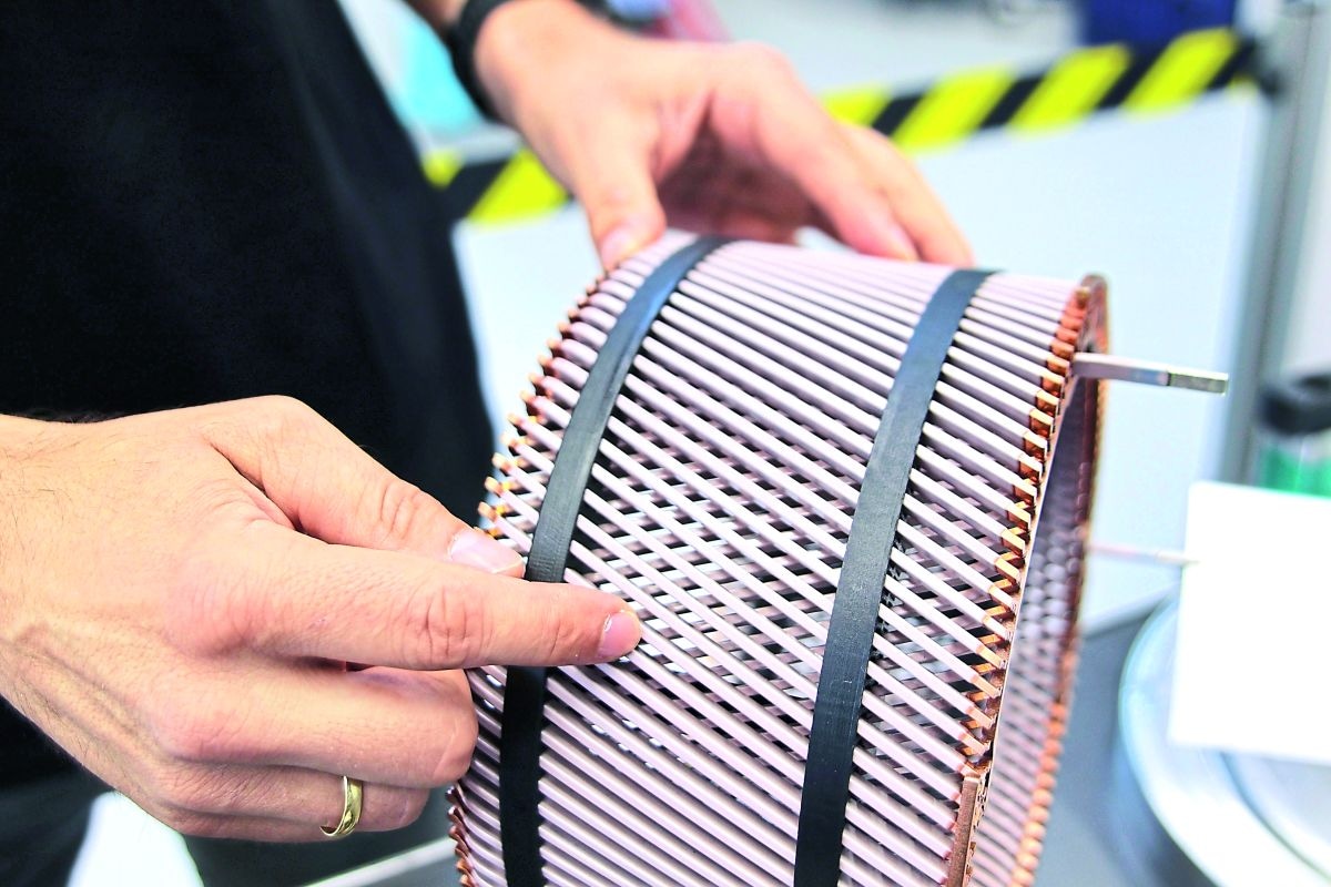 Naafmotor van start-up Deepdrive in een Tesla Model 3