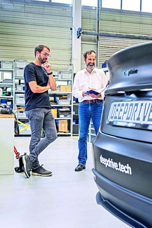 Naafmotor van start-up Deepdrive in een Tesla Model 3