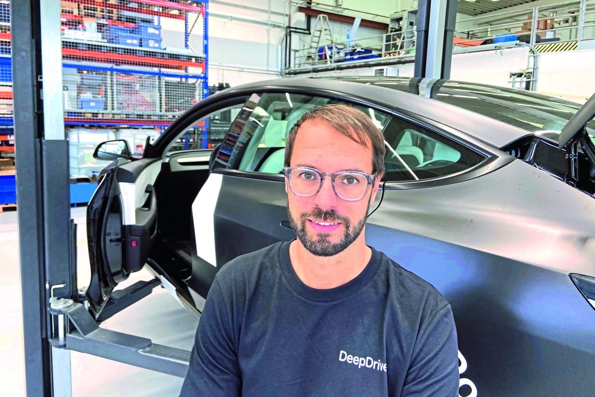 Naafmotor van start-up Deepdrive in een Tesla Model 3