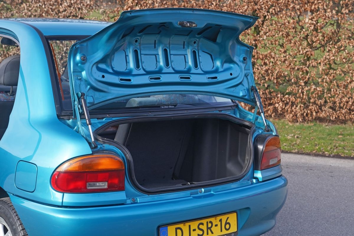 Mazda 121 met beertjesvelgen