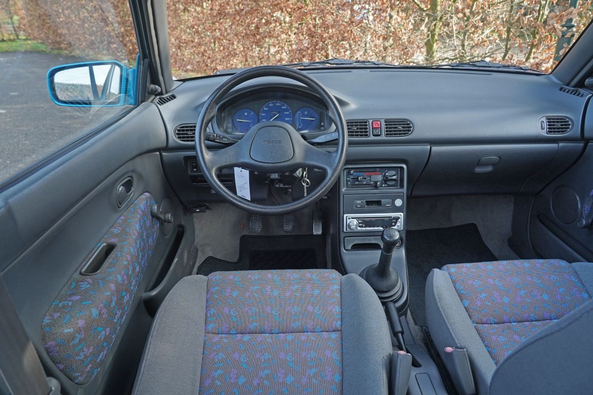 Mazda 121 met beertjesvelgen