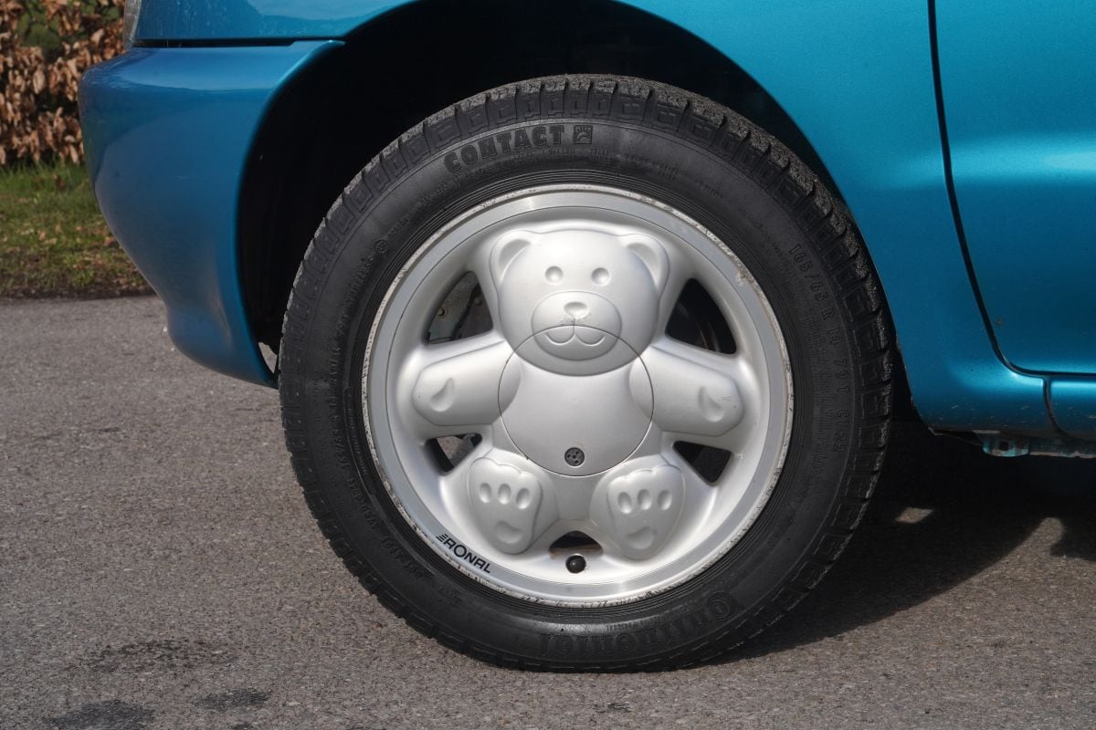 Mazda 121 met beertjesvelgen