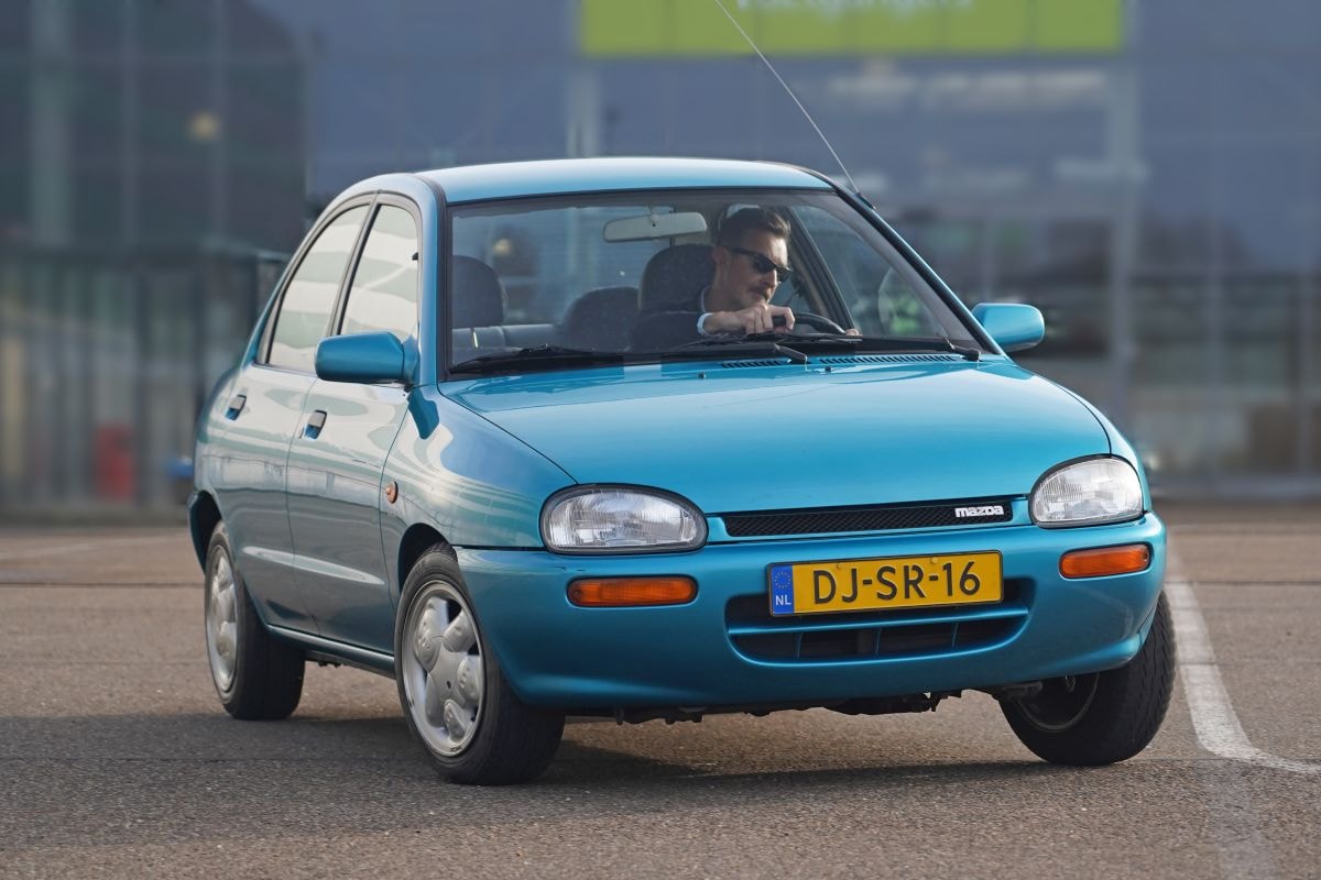 Mazda 121 met beertjesvelgen