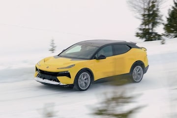 Lotus Eletre in de sneeuw