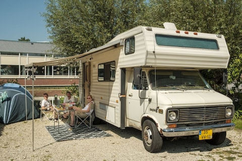 Stilletjes de camping oprijden kun je met deze dikke Chevy camper vergeten