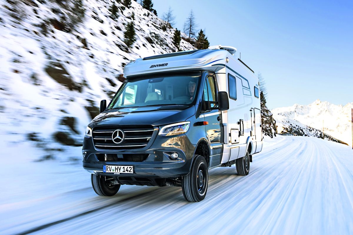 Camper in de sneeuw