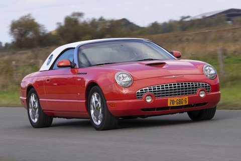 Ford Thunderbird (2003)- Dat de prijzen van deze retro cabrio stijgen snappen we wel