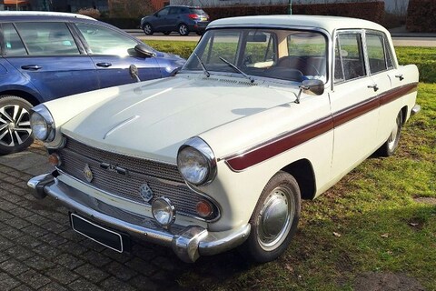 Deze auto lijkt Frans of Italiaans, maar is Engels - In het wild