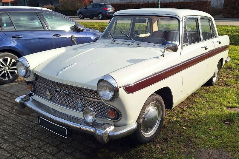 Deze auto lijkt Frans of Italiaans, maar is Engels - In het Wild