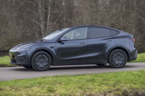 Ook in België mag je in je Tesla straks je handen van het stuur houden: FSD goedgekeurd