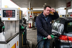 Huilende man, diesel tanken benzinestation pompstation